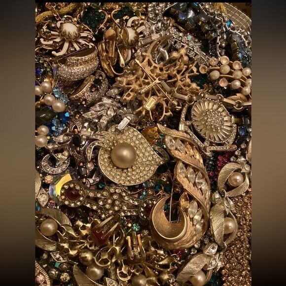 Vtg Estate Costume Jewelry 3 Lb Lot Signed Unsigned Wearable craft junk repurpos - Picture 4 of 11